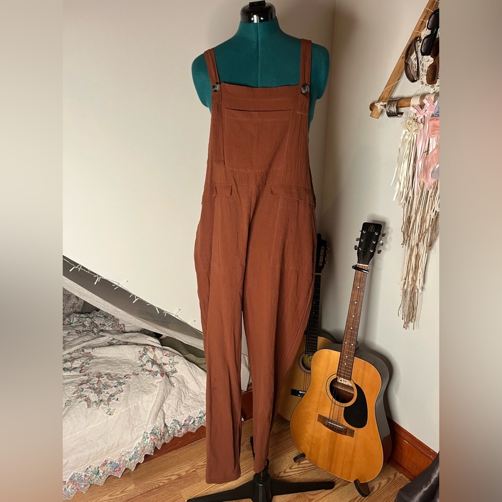 Cute brown comfy overalls, stain on leg as pictured. Size L